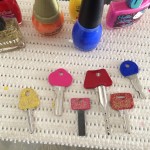 Chaves coloridas e divertidas usando esmaltes