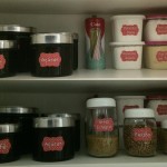 Organizando o armário da cozinha com tags